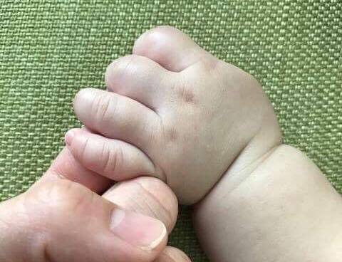 赤ちゃんと中学生と母親とそれを見守る人と。 赤ちゃんと中学生と母親とそれを見守る人と。